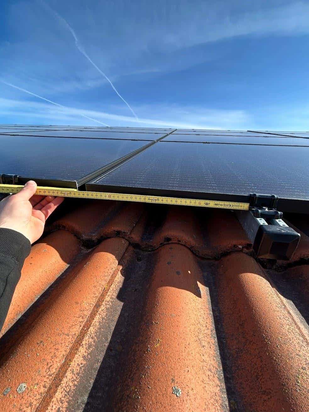 Hur sitter solpaneler fast?